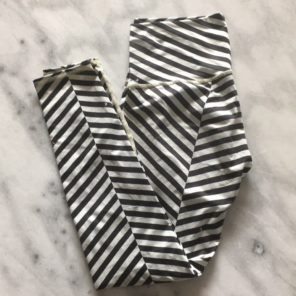 TEEKI hot pants leggings size M black & white